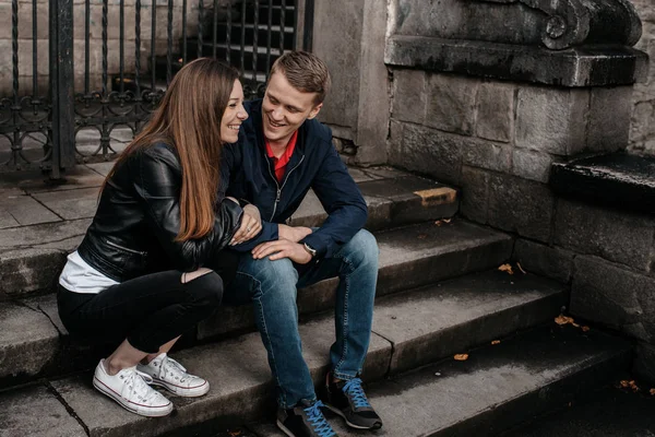 En student par i kärlek flirta utanför skolan — Stockfoto