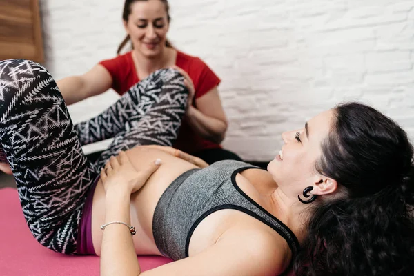 Doula mostrando posiciones laborales — Foto de Stock