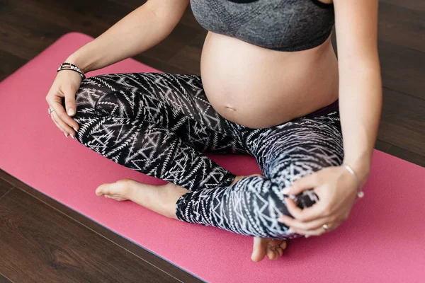 Mujer embarazada haciendo yoga — Foto de Stock