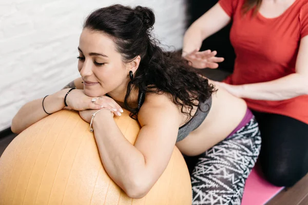 Zwangere vrouw krijgen van een rug massage — Stockfoto