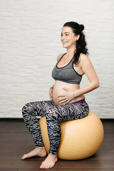 Felice donna incinta attiva — Foto Stock