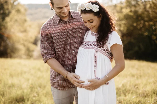 Портрет счастливых родителей, любовно смотрящих на беременную Бель — стоковое фото