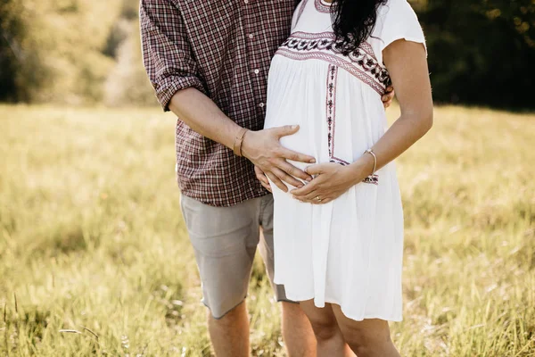 Imagem recortada de um abraço casal esperando — Fotografia de Stock