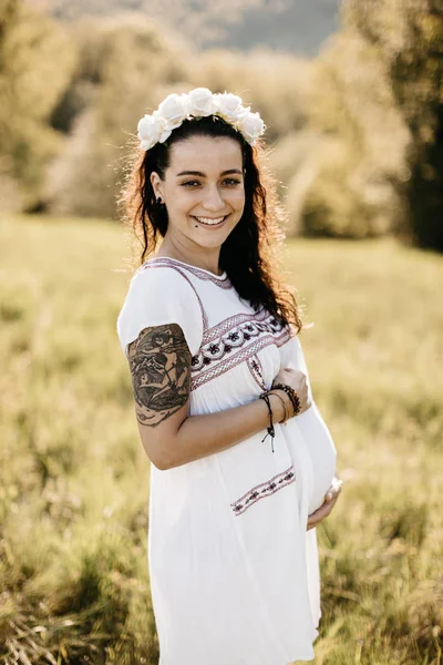 Портрет улыбающейся будущей матери, наслаждающейся беременностью — стоковое фото
