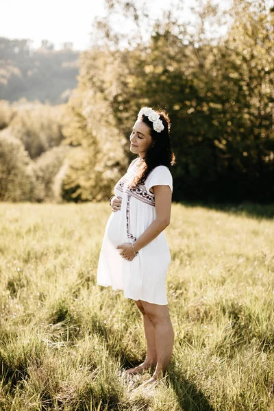 Joven mujer embarazada meditando en la naturaleza — Foto de Stock