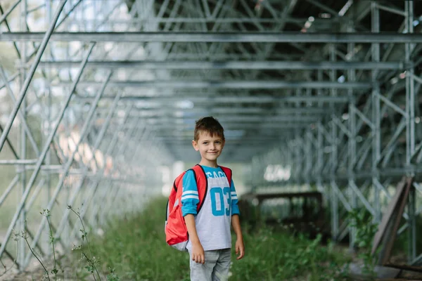 Portré egy mosolygó gyermek egy zsák, útban az iskolába — Stock Fotó