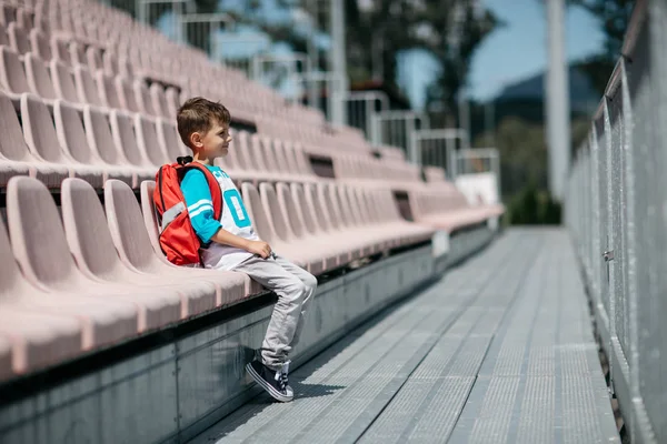 Jeune écolier sur son chemin du matin à l'école — Photo