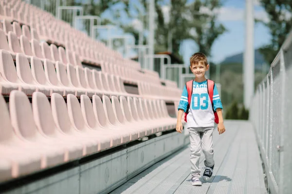 Jeune garçon sur son chemin du matin à l'école — Photo