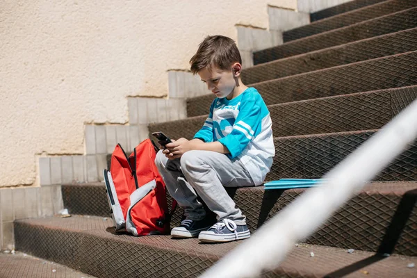 Okuldan bir mola ve onun mobil tarama öğrenci — Stok fotoğraf