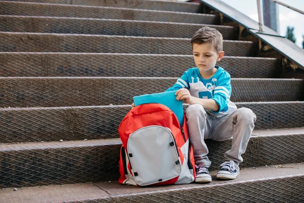 Eländiga skola pojke på hans första dag i skolan — Stockfoto