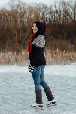 Mutlu kadın buz donmuş gölde buz pateni