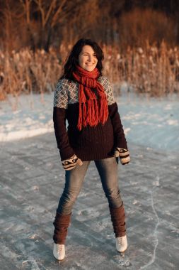 Mutlu kadın buz donmuş gölde buz pateni keyfi 