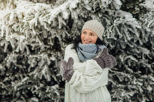 Cheerful woman in winter park — Stock Photo, Image