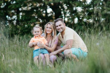 Mutlu bir aile olmak, birlikte doğada zevk.