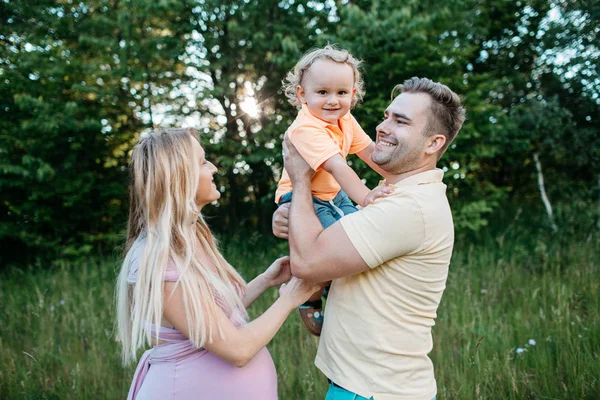 Uma família feliz passar o tempo juntos na natureza . — Fotografia de Stock