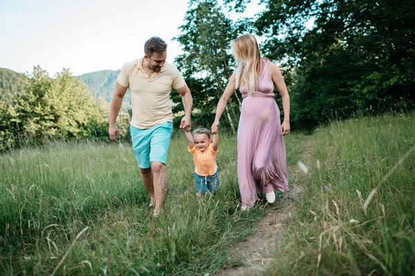 Eine Familie, die in der Natur spazieren geht. — Stockfoto
