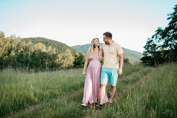 Un couple amoureux marchant dans la nature un jour d'été . — Photo