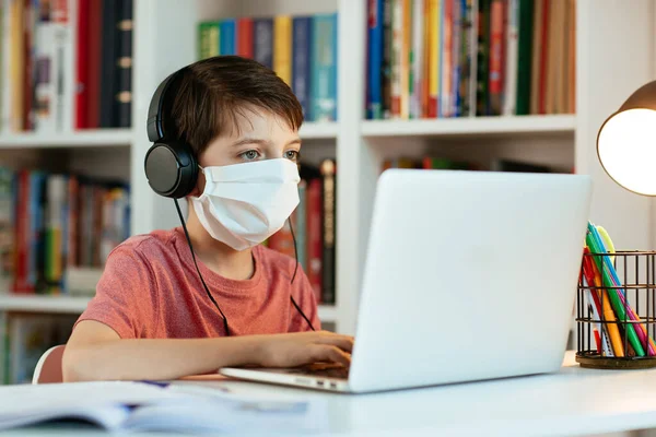 Bambino Che Indossa Maschera Facciale Imparare Casa Giovane Studente Che — Foto Stock