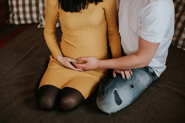 ボーイフレンドと赤ちゃんを期待する女性 妊娠中の女性と男の閉じるアップを保持赤ちゃんバンプ — ストック写真