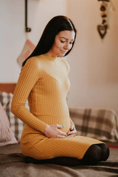 Hamile Genç Bir Kadın Bebek Şişliğine Dokunuyor Genç Bir Kadın — Stok fotoğraf
