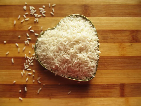 Ahşap bir arka plan üzerinde pirinç — Stok fotoğraf
