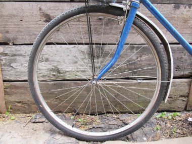 Bisiklet tekerleğini kapat.