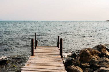 denizde ahşap iskeleli. Bulgary, Nessebar