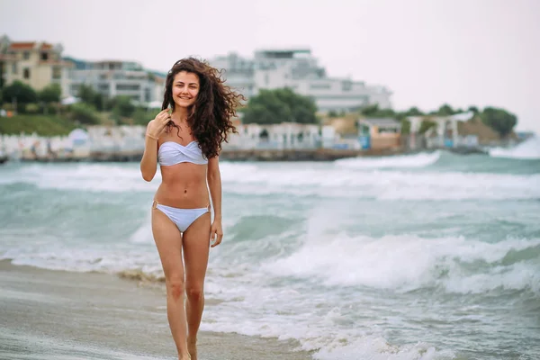 Yükseklik moda renkleri, yaz güneşiyle, mavi gökyüzü ve deniz yakınındaki tatil tropik ada kız poz bikini kadın çok güzel moda Glamour portresi