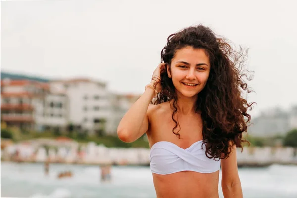 Yükseklik moda renkleri, yaz güneşiyle, mavi gökyüzü ve deniz yakınındaki tatil tropik ada kız poz bikini kadın çok güzel moda Glamour portresi