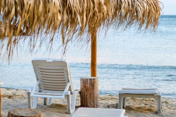 Tatil tatil duvar kağıdı - iki plaj şezlong sahilde çadır altında arka plan. Bulgary