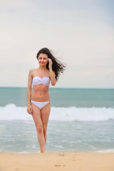 Yükseklik moda renkleri, yaz güneşiyle, mavi gökyüzü ve deniz yakınındaki tatil tropik ada kız poz bikini kadın çok güzel moda Glamour portresi