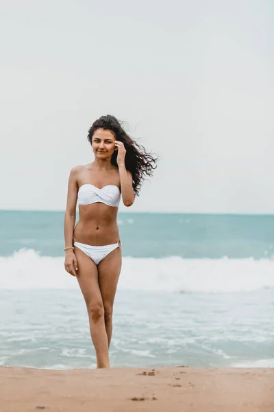 Yükseklik moda renkleri, yaz güneşiyle, mavi gökyüzü ve deniz yakınındaki tatil tropik ada kız poz bikini kadın çok güzel moda Glamour portresi