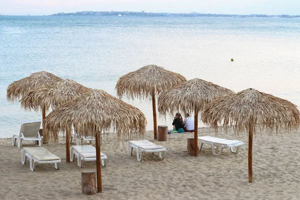 Tatil tatil duvar kağıdı - iki plaj şezlong sahilde çadır altında arka plan. Bulgary