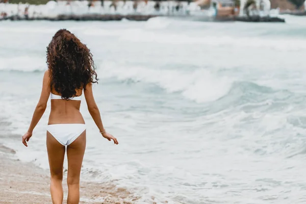 Özgür mutlu kadın doğa zevk. Güzellik kız açık. Özgürlük kavramı. Güzellik kız gökyüzü ve güneş güneş ışınları yüzünden. Enjoyment.Ocean görünüm, uyum, zen, el izle, sıralama wear,top.bikini.long saç, sağlıklı yaşam
