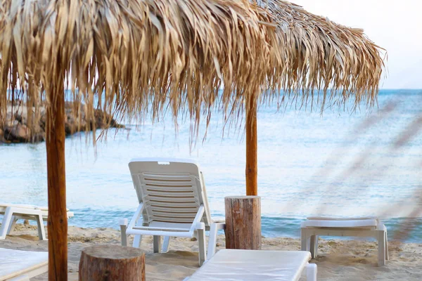 Tatil tatil duvar kağıdı - iki plaj şezlong sahilde çadır altında arka plan. Bulgary
