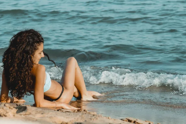 Yükseklik moda renkleri, yaz güneşiyle, mavi gökyüzü ve deniz yakınındaki tatil tropik ada kız poz bikini kadın çok güzel moda Glamour portresi