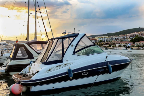 Yat limanına Saint Vlas, Bulgaristan üzerinden günbatımı