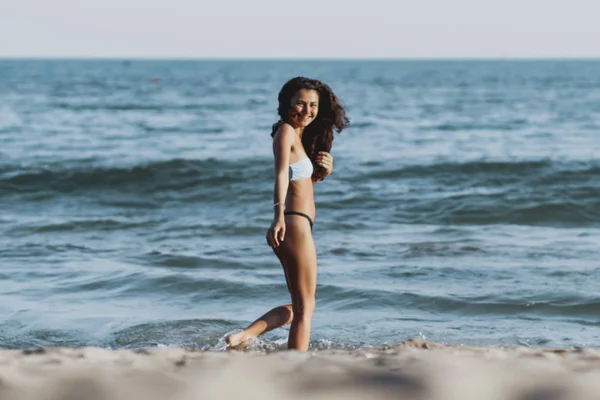 Yükseklik moda renkleri, yaz güneşiyle, mavi gökyüzü ve deniz yakınındaki tatil tropik ada kız poz bikini kadın çok güzel moda Glamour portresi