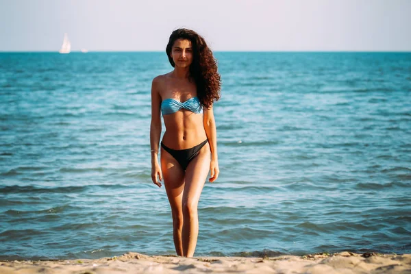 Yükseklik moda renkleri, yaz güneşiyle, mavi gökyüzü ve deniz yakınındaki tatil tropik ada kız poz bikini kadın çok güzel moda Glamour portresi