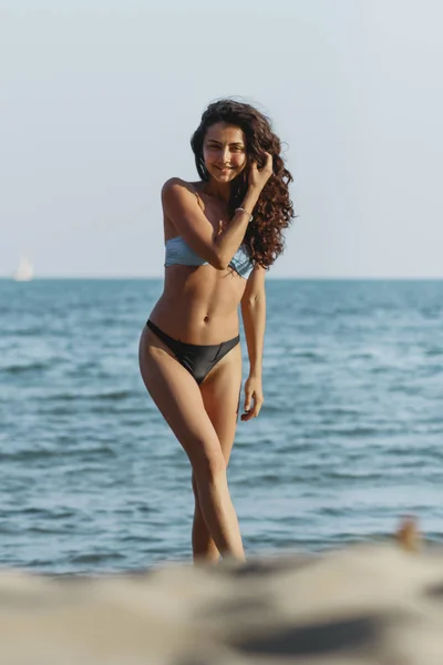 Yükseklik moda renkleri, yaz güneşiyle, mavi gökyüzü ve deniz yakınındaki tatil tropik ada kız poz bikini kadın çok güzel moda Glamour portresi