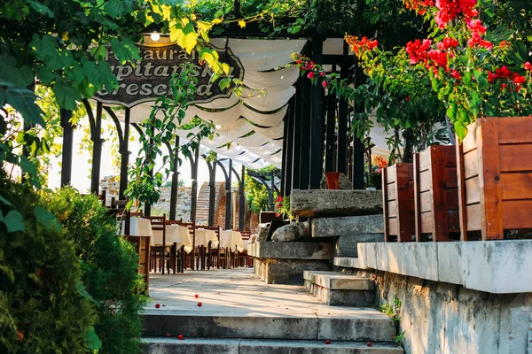 Denizin yakınında restoranda köşe ışık ışın geliyor