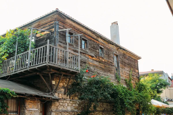 Kırsal kesimde geleneksel ahşap evler, güneşli bir gün. Bulgary, Nessebar