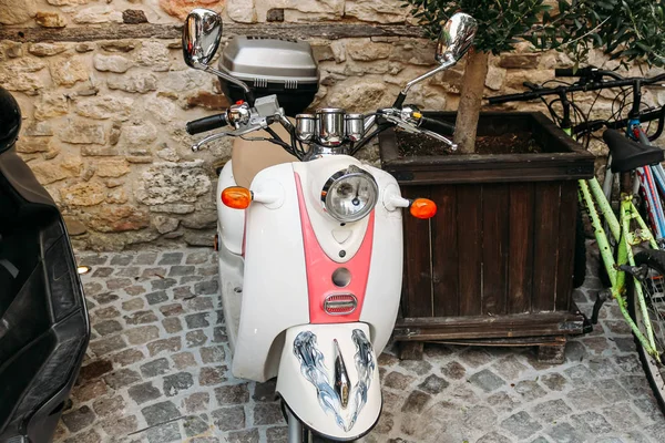 Vintage scooter bir arka sokakta duruyor. Vintage styl sonrası süreçte