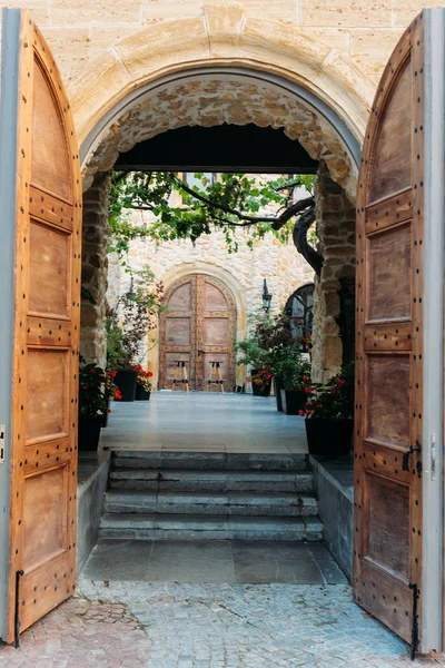 Old open wooden door museum. Nessebar, Bulgary — Stock Photo, Image