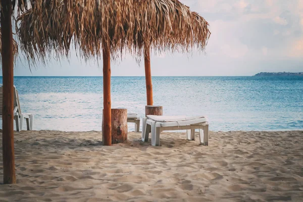 Tatil tatil duvar kağıdı - iki plaj şezlong sahilde çadır altında arka plan. Bulgary