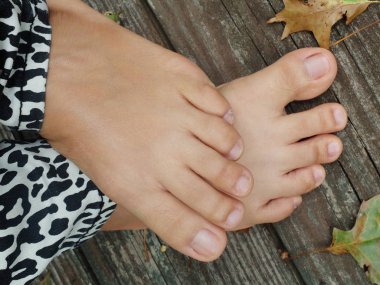 Kadınlar tahta zeminde çıplak ayakla