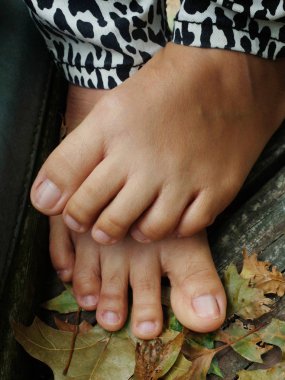 Kadınlar tahta zeminde çıplak ayakla