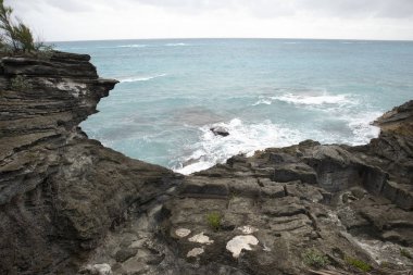Açık mavi deniz suyu plajı