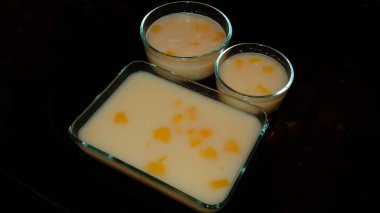 Cam kaselerde meyveli jöle tatlısı hazır.