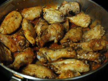 Soslu tavuk kanadı.